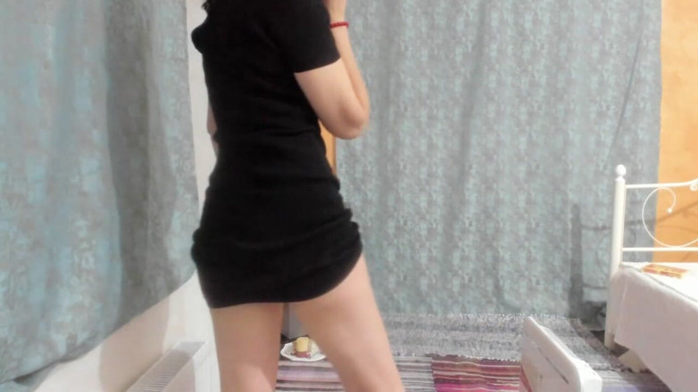 ANGELA_LADY: Striptis melepas pakaian dan menunjukkan perilaku menggairahkan diri sendiri