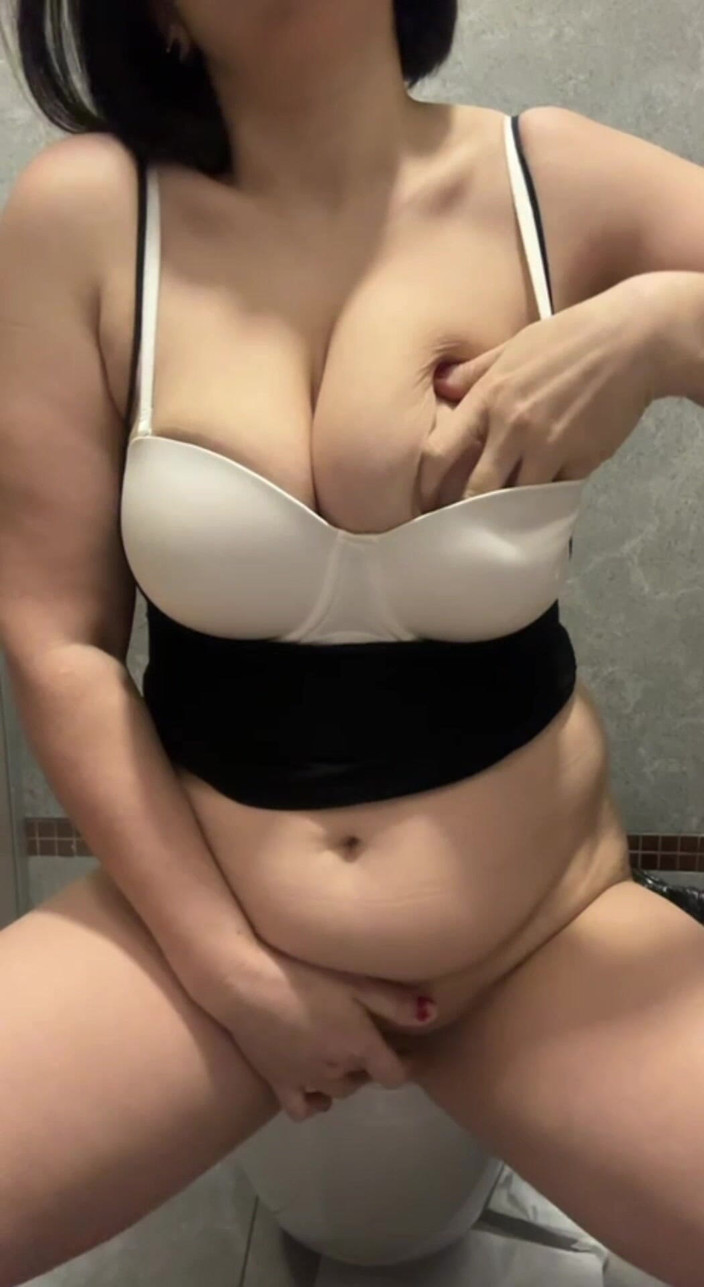 aysunn: Zostałem złapany przez personel sprzątający podczas masturbacji w toalecie centrum...