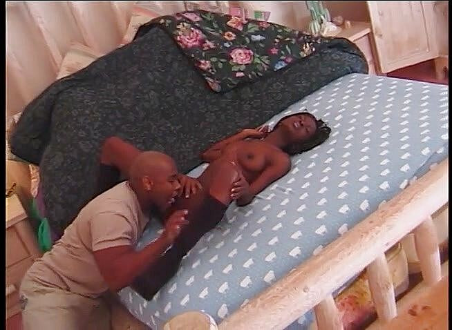 VOP Ebony Babes: Negresa obraznică adoră o șarjă caldă de spermă pe fața ei...