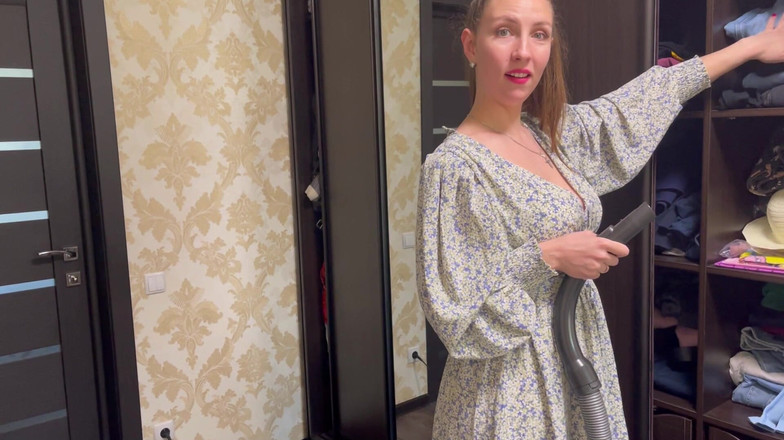 Hottie goddess: Gehoorzaam huishoudster: leer, panty en vacuümaanbidding