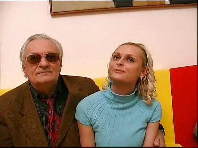 Fetish Desire: Oude kerel geeft haar slet aan twee grote pikken