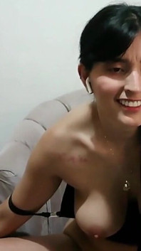 Latina Sexy Se Moja Intensamente Cuando Está Sola En Casa