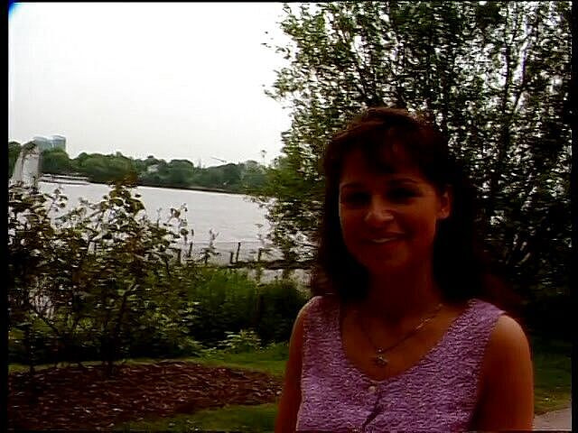 Lucky Cooch: Esmer hatun açık havada röportajda güzel bir konuşma yapıyor