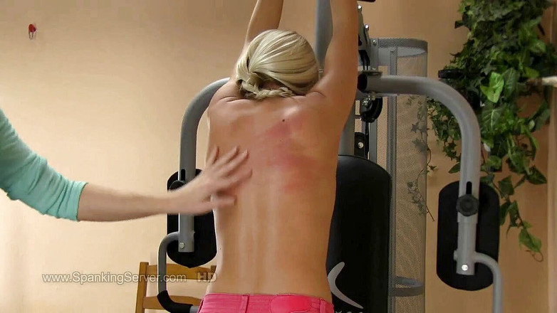 Spanking Server: Jessie bičuje do zadku bez kondomu