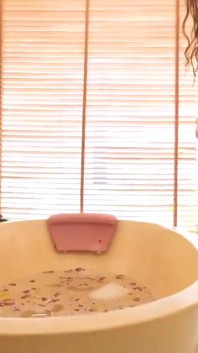 Wet Girl Masturbate in the Bathroom