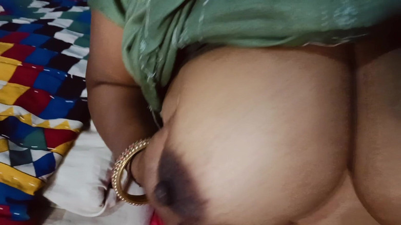 Yourgeeta8899: 隣人の叔母は、私とセックスする前に、私の胸をよくマッサージし、マンコを舐めてジュースを出すように言いました。