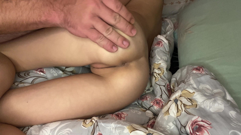 Blondasexy00: Hermanastro mete los dedos en mi apretado coño hasta el...