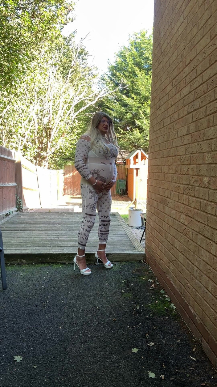 Kellycd2022: Sexig crossdresser Kellycd2022 i sexig vit jumpsuit och klackar