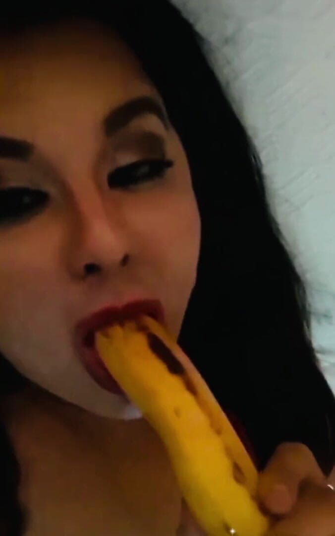 Miss Madii: Deep throat banana blow job