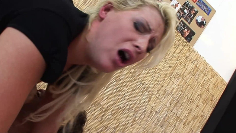 Bananas with Melons: セクシーな三つ巴シーン1_blonde十代の若者たち三人組は彼らの足にザーメンを望んでいます