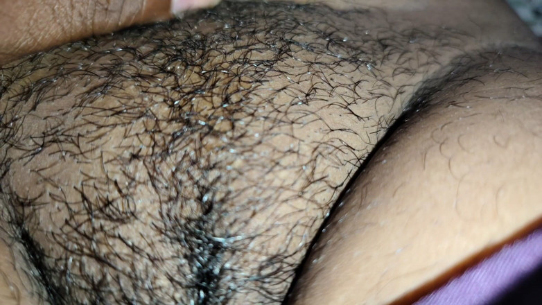 Pushpa studio: 泰米尔家庭主妇与男朋友睡一张床