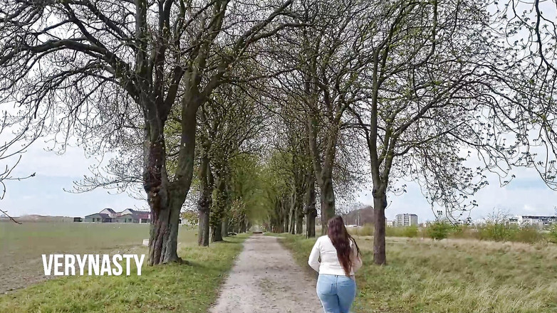 VeryNasty: Dívka předvádí svůj velký zadek na veřejnosti
