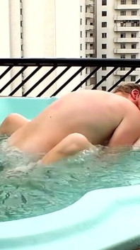Utomhus jacuzzi knullar BBW med hårig buske 2