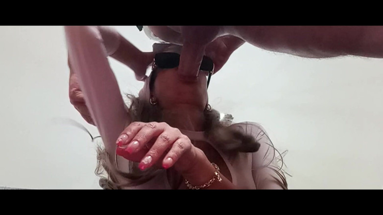 LauraOnHeels: Blowjob berambut perang MILF dan cermin mata hitam dengan pai...