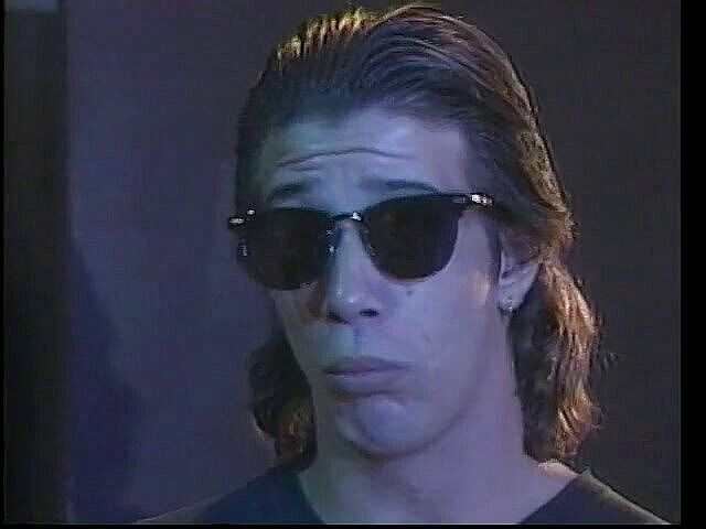 Sex Karma: かなり可愛い人は離れて彼女の足を広げ、このハードコックを楽しんでいます