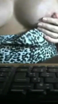 Menunjukkan buah dada besar saya untuk ramai orang asing semasa cuckold bekerja