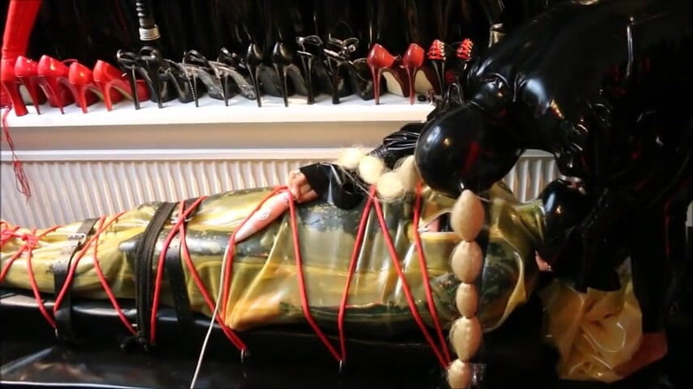Rubber And Bondage Girl Kim: Provocando con un impotente esclavo de goma