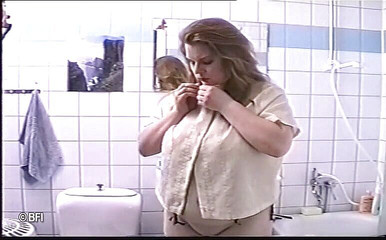 Slave Seks: Menina peituda sabe como dar prazer a si mesma