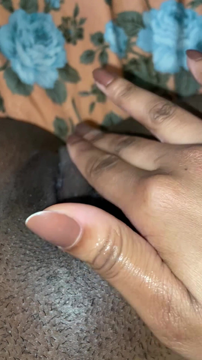 Pretinhagrelhuda: Masturbarme hasta correrme mientras veo mi película favorita