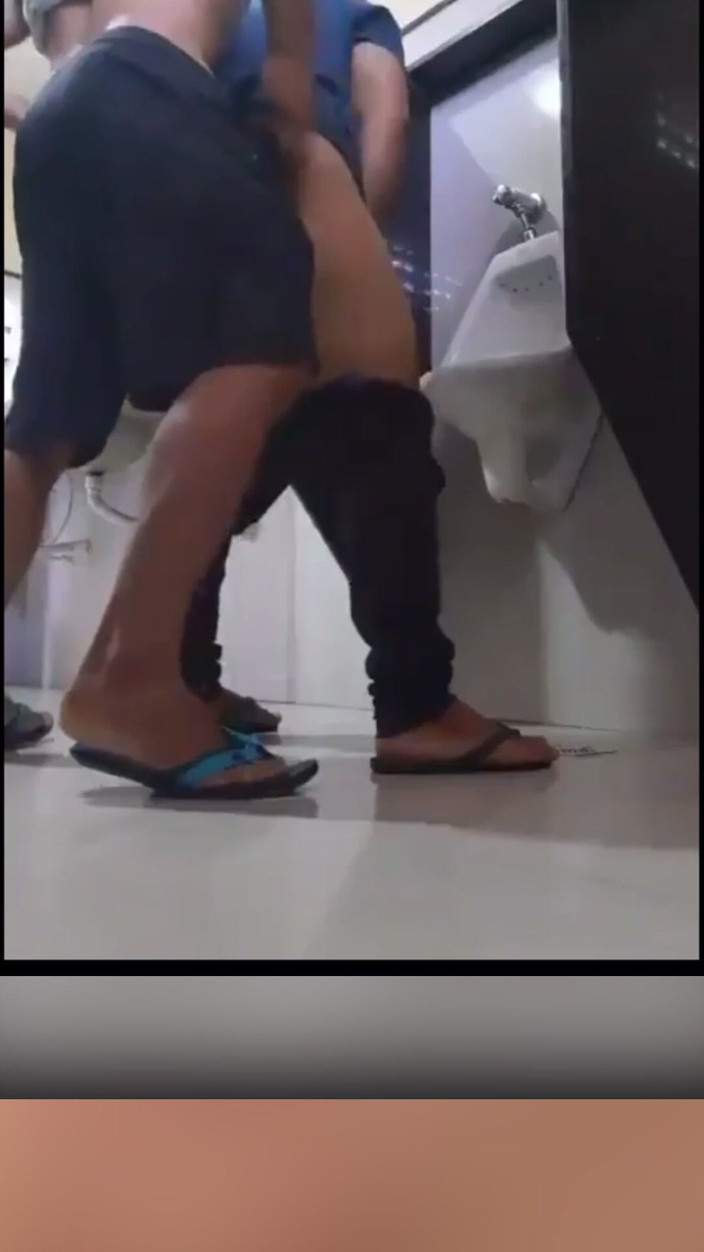 Kadu: Veřejná toaleta je vždy místem pro šukání pěkného zadku