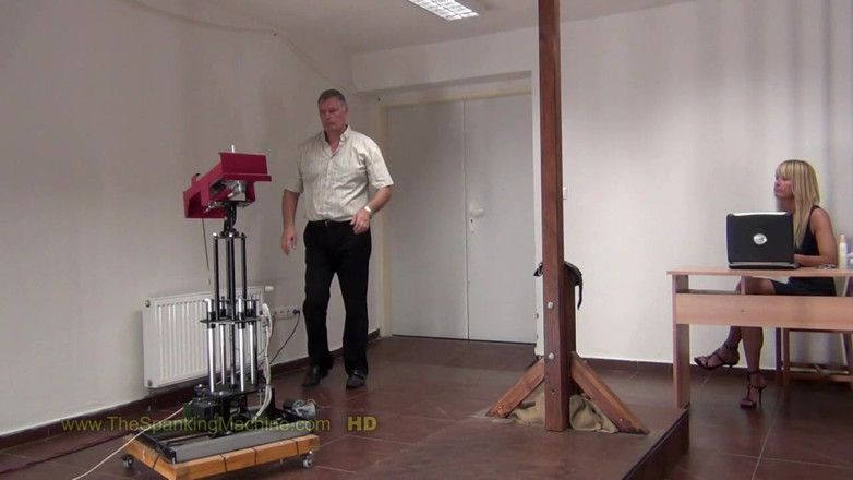 The Spanking Machine: Cora2 palmada máquina - chicoteamento nu nas costas