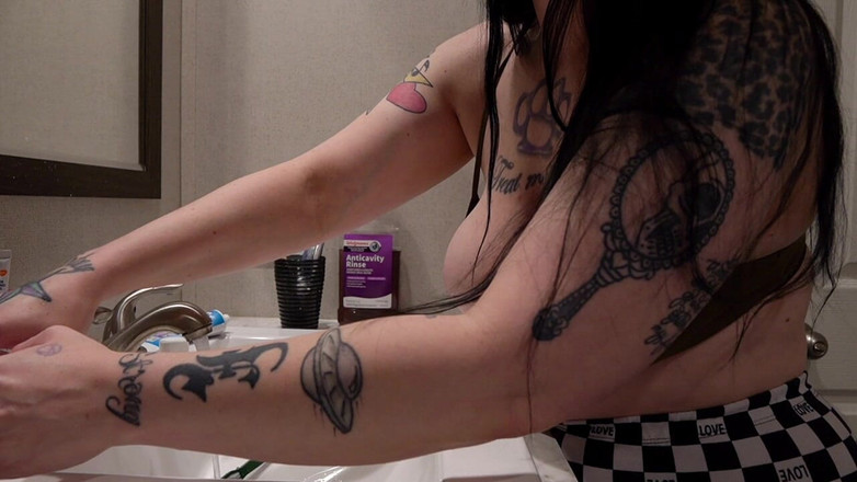 GothBunny6669: День и ночь зубного протеза Dani