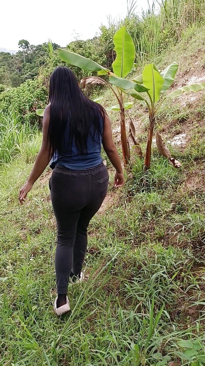 SugarPose: 大屁股拉丁女孩在户外裸体行走！