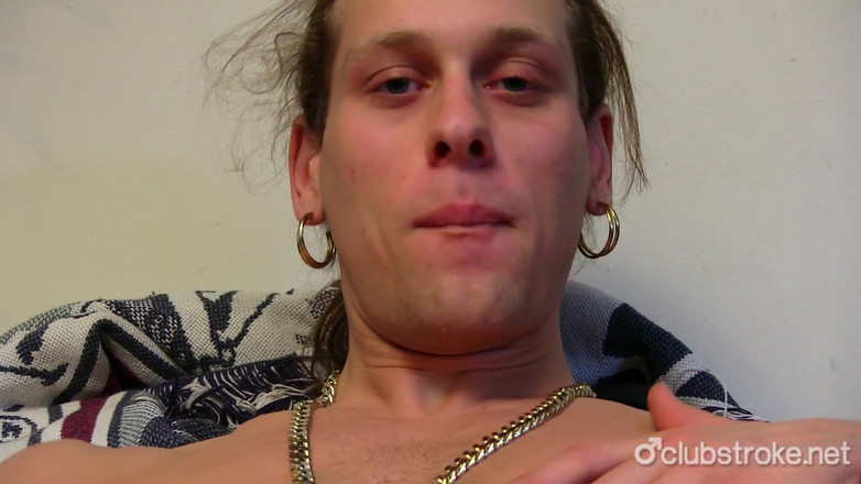 Club stroke: उत्तेजित सीधी Nikka अपने लंड से हस्तमैथुन कर रही है