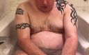 Uktattooedchub: Un grande ragazzo paffuto nel bagno