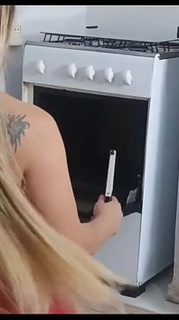我用我的工具帮助我的继母卡在炉子上