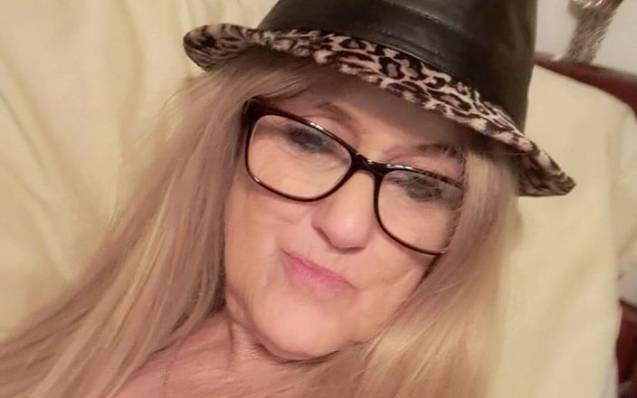 Mommy Dearest: Sexy GILF with Glasses