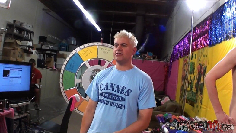 Immoral Live: Ніккі Sexxx і Вікі Чейз змагаються у конкурсі смоктання члена!