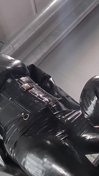 Working her rubber dolly teil 1: zunge an stiefeln und latex