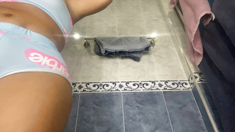SENSESEX: Кулона мачухи потрапила у ванну кімнату