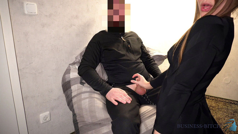 Business Bitch: Frumusețe în rochie mică neagră călărește pula