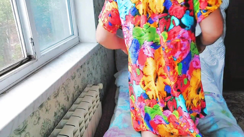 Kitty_Cross: Fată drăguță transsexuală își perie fustă înainte de a ieși afară