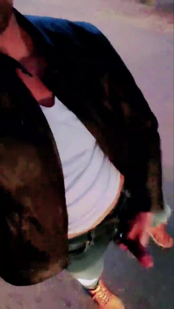 Slutboyben: Slutboyben Cam4 Tom'un önünde tükürüyor