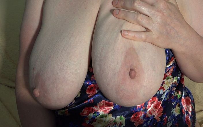 Milf big tits: A Plump MILF on a Webcam Shows Her Big Boobs...