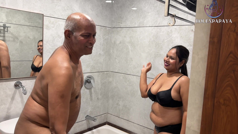 Rolexpapaya: El sirviente vio a la dominatrix tomando una ducha, luego...
