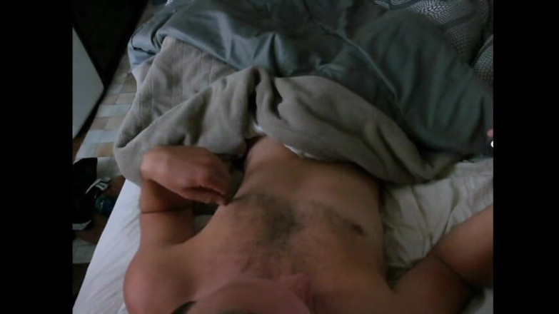 Russie Goodboy: Chłopak czatuje na telefon z napalonym tatusiem!