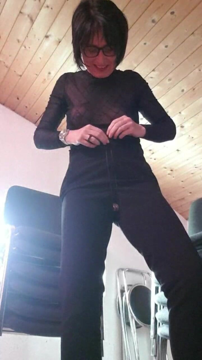 JulieEroticDress: Pancutan mani di tempat kerja