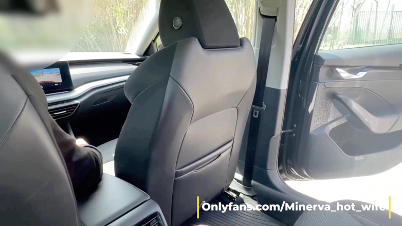 Minerva: Fru betalar taxi med avsugning. Taxichauffören utlöser i munnen medan...