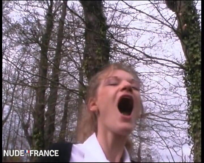 La France a Poil: Lange blonde studente wordt gesodomiseerd door een grote lul