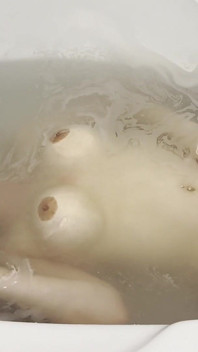 Atem hält unter wasser mit offenen augen und nicht meine nase bedecken