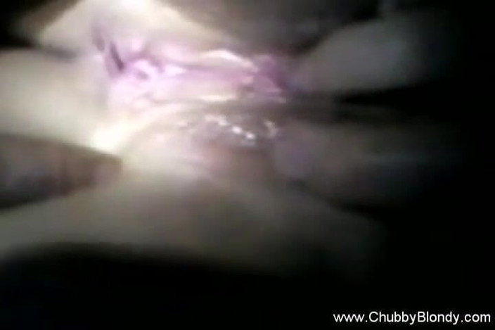 Chubby Blondy: Con điếm mông to thích ngón tay trong âm hộ ướt át của cô ấy