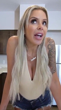 Pervmom: Kocası yokken mürekkepli orta yaşlı seksi kadın üvey oğluna ateşli bir hareket yapıyor!