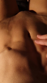 Flexionando y chupando abdominales duras