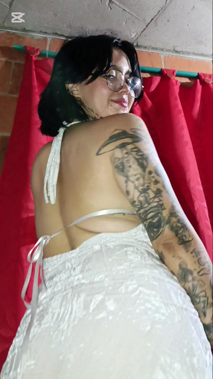 Dalyla: Tattooed Latin Woman, Black Heels Plays Modeling