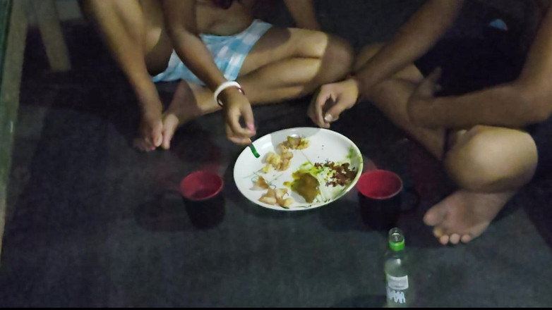 Uttar dinajpur: 파티 즐기는 소날리 바비