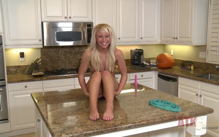 ATKIngdom: Krystal Shay получает Gabby на кухне в этом клипе из интервью